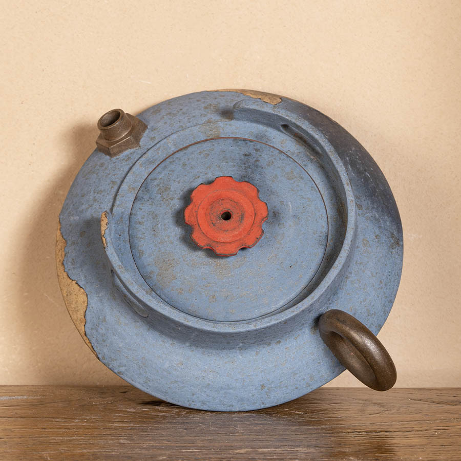 Чайник Нисин Тао в виде старого газового баллона от мастера Ли Шикэ.