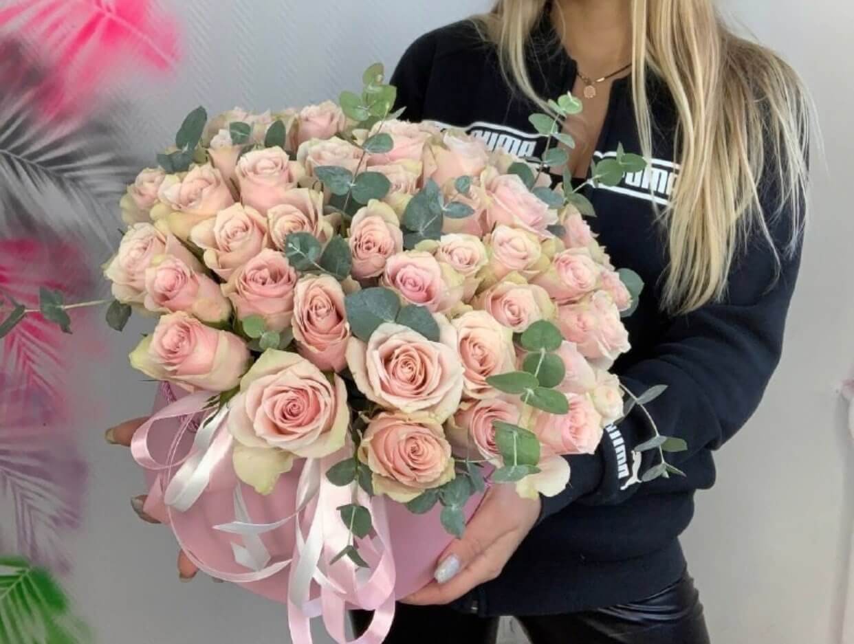 Цветы доставка сергиев. Букет из 150 роз. Букет 150 руб в Горно Алтайске.