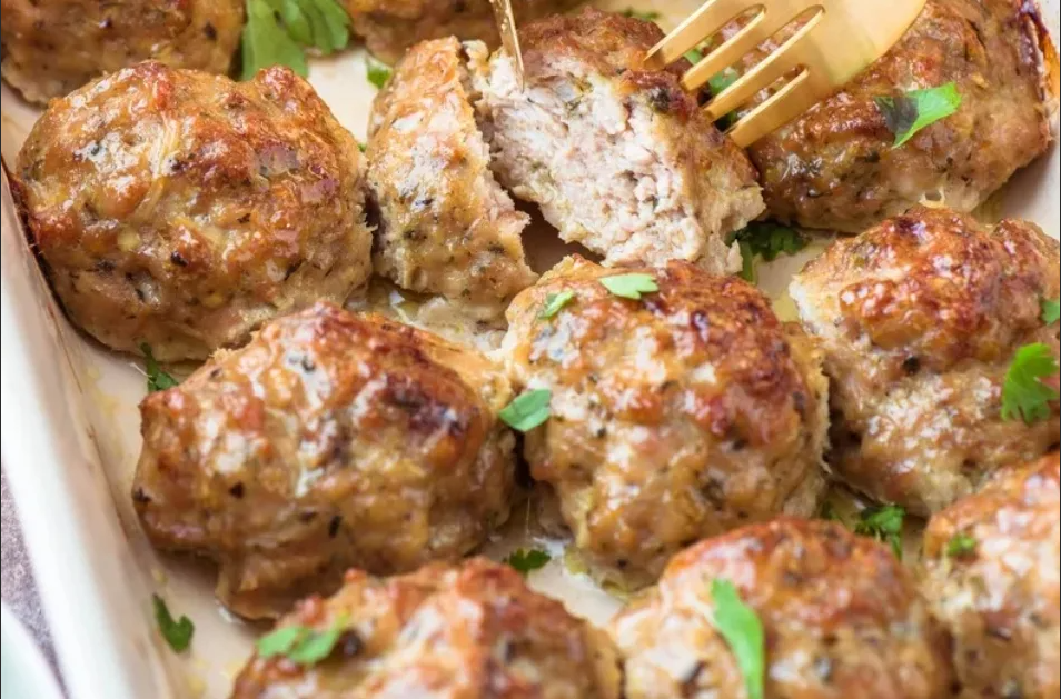 Сколько в духовке куриные тефтели. Кето тефтели. мясные шарики в духовке. тефтели куриные. куриные фрикадельки.