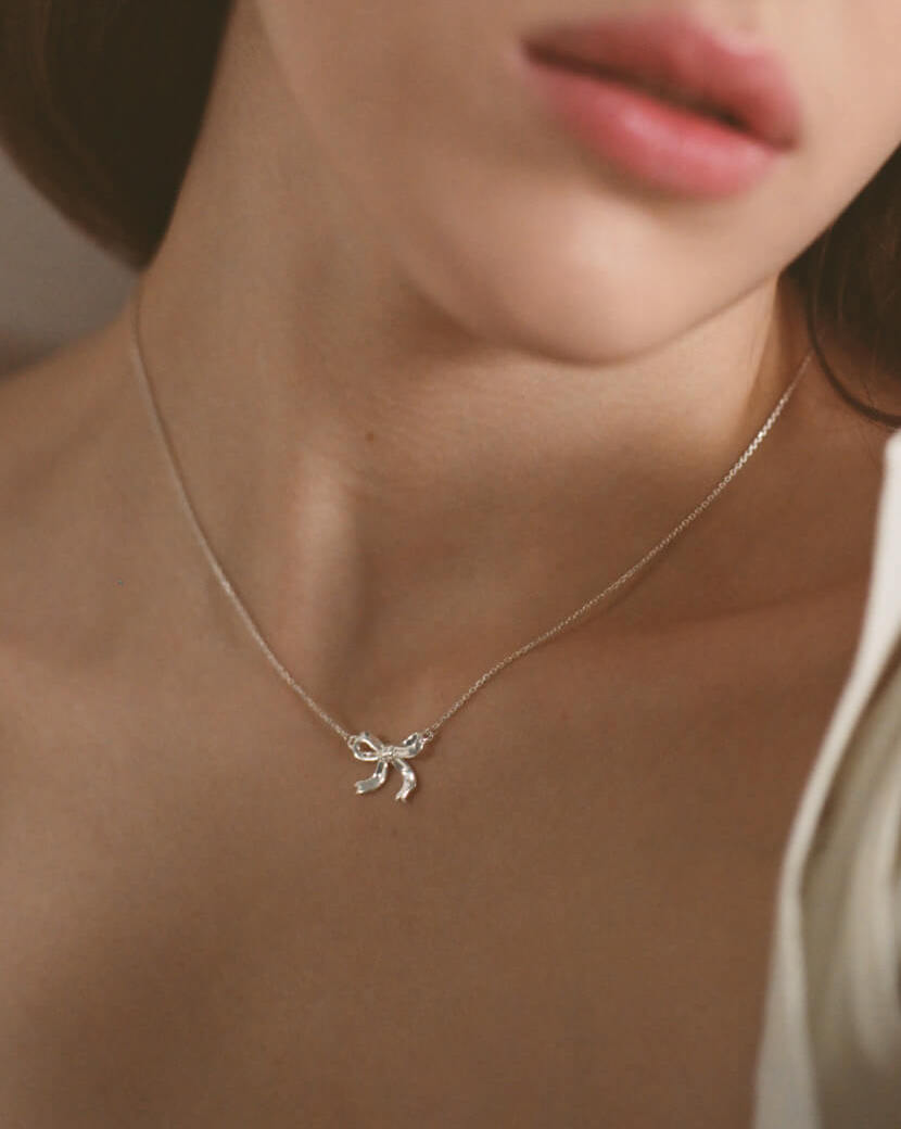 золотое колье бант. колье бантик золото. подвеска бабочка золото с цепочками. кулон бантик тиффани. колье бантик.