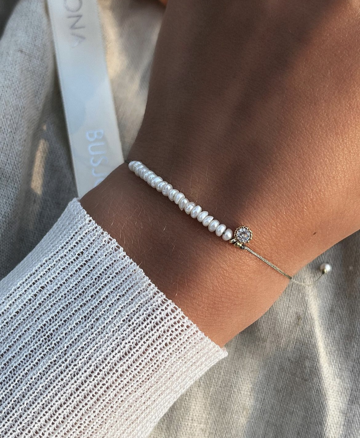 Тонкий браслет с жемчугом