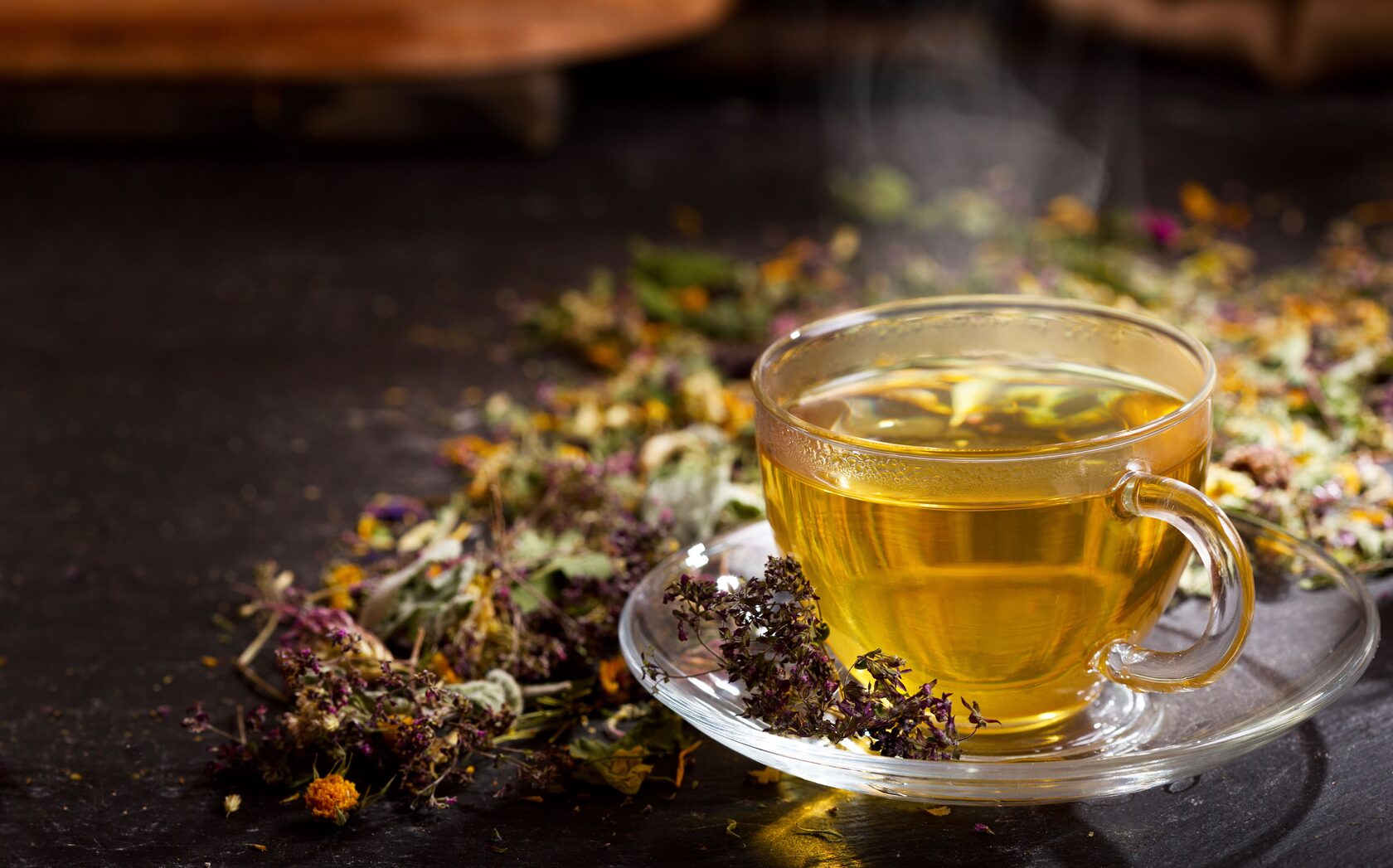 Травяной чай черный. Травяной чай Хербал. Чай с травами. Чашка чая. Кружка с травяным чаем.