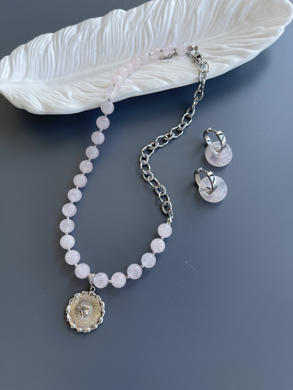 Колье из розового кварца и цепи