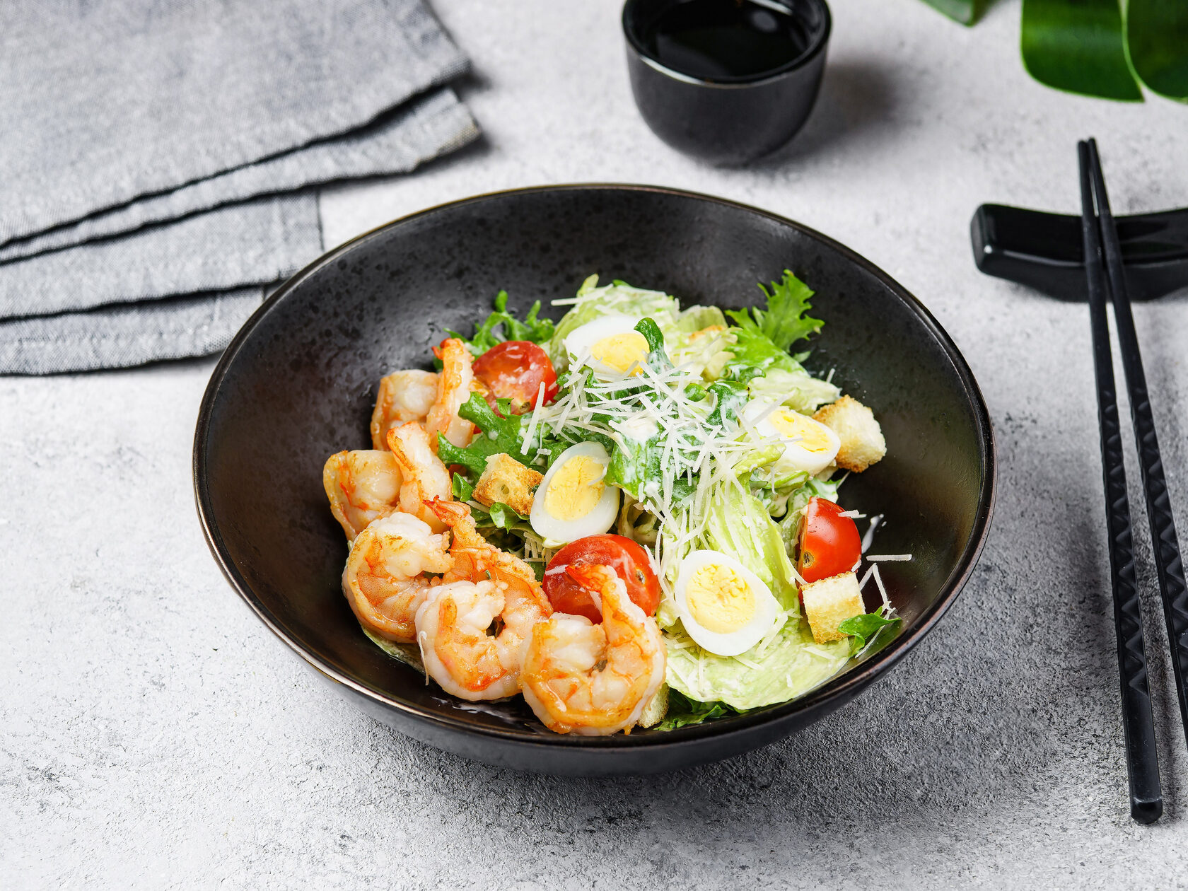 как сделать соус для цезаря с креветками. цезарь с форелью. салат цезарь с креветками. цезарь с креветками. соус для салата цезарь с креветками.