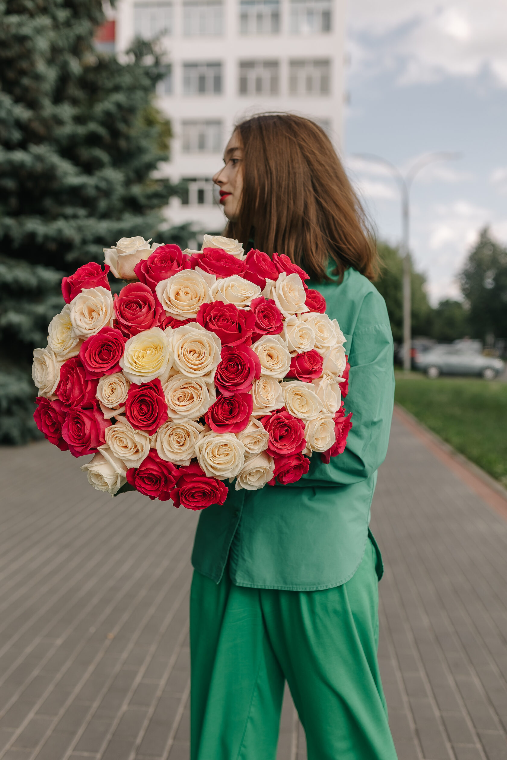 Букет из 65 роз. Букет из 65 роз на юбилей. Букет из 65 роз микс. Букет из 65 роз фото.