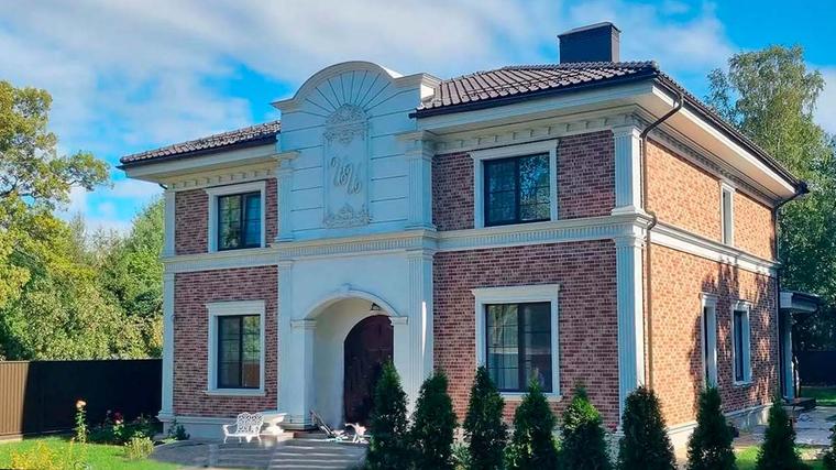 Дом с бассейном в классическом стиле