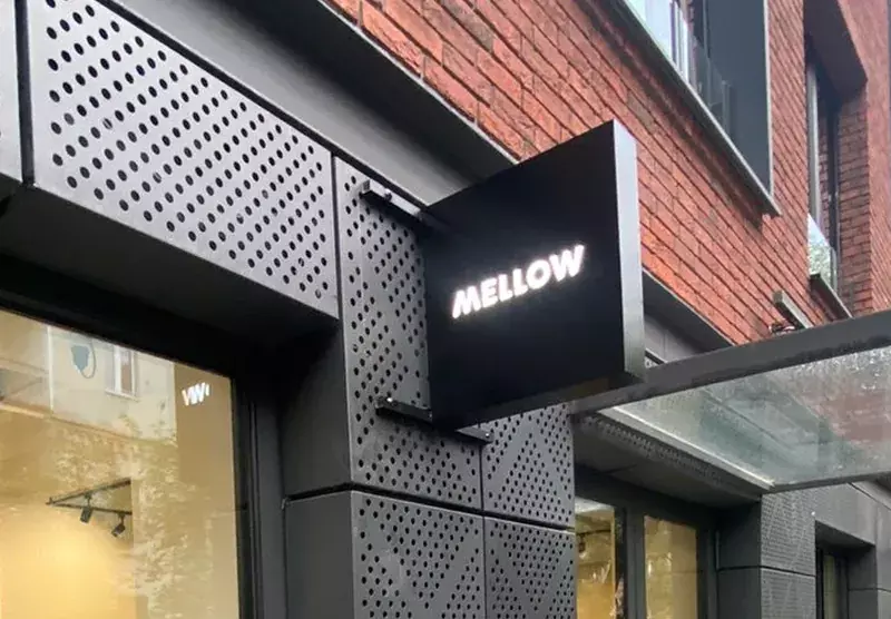 Световой короб «Mellow» на&nbsp;кронштейне у&nbsp;перфорированного фасада