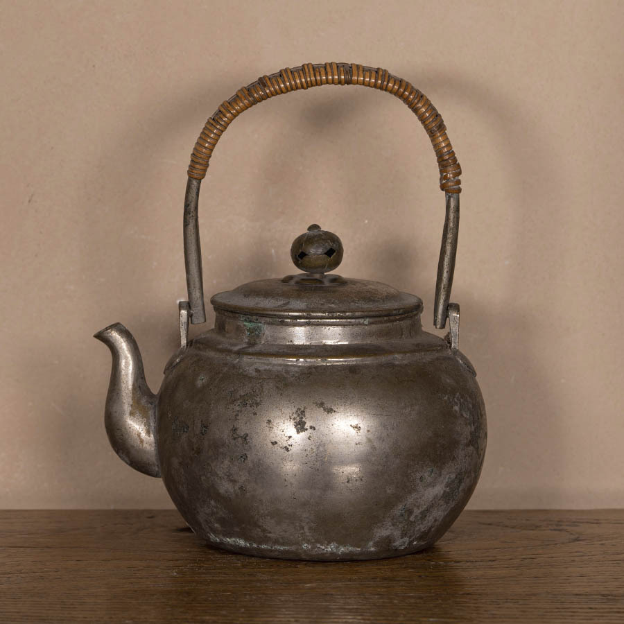 Старинный латунный чайник Старинный латунный чайник