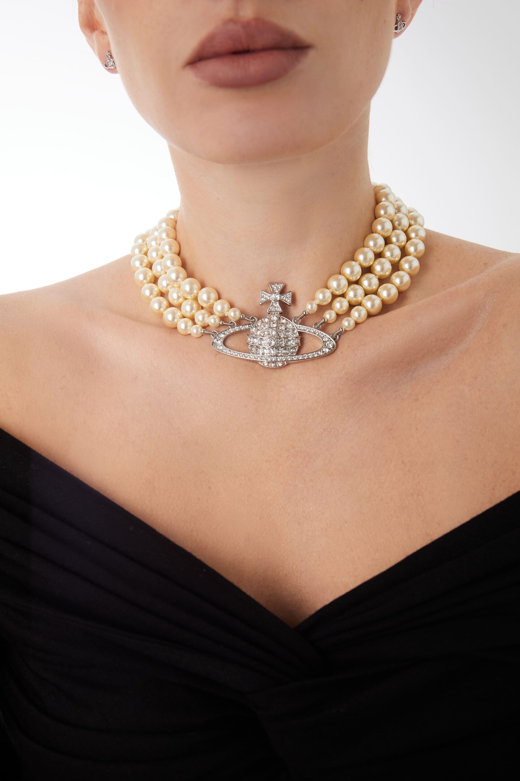 Намисто Vivienne Westwood Three Row Pearl Bas Relief Choker