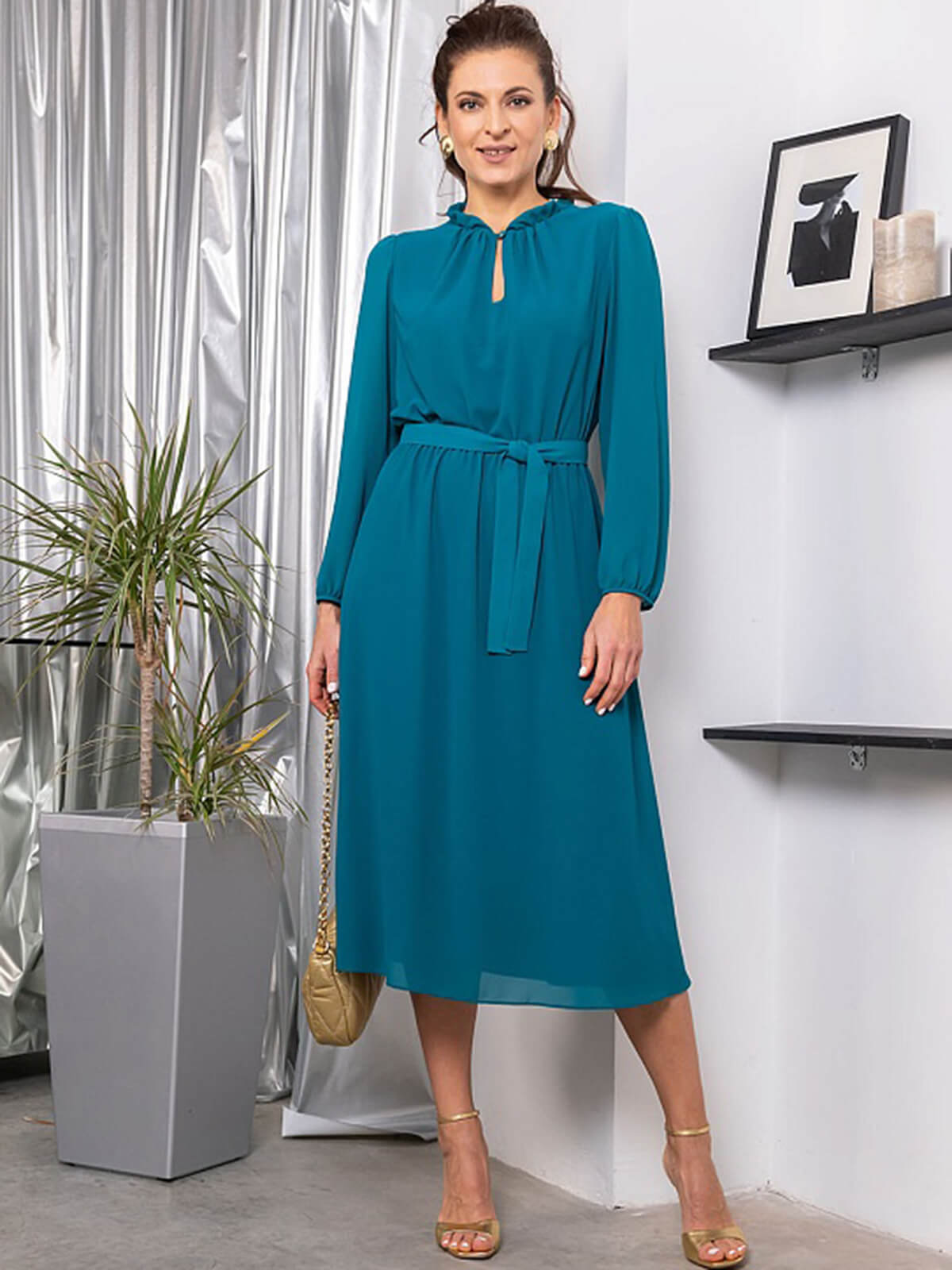 Приталенное платье из шифона длины миди с поясом