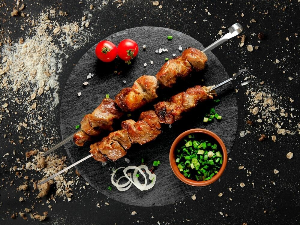 Шашлык из филе курицы. Люди на шашлыках. Шашлык ассорти. Кафе шашлычок зеленоград 15. Кафе комета владивосток ладыгина.