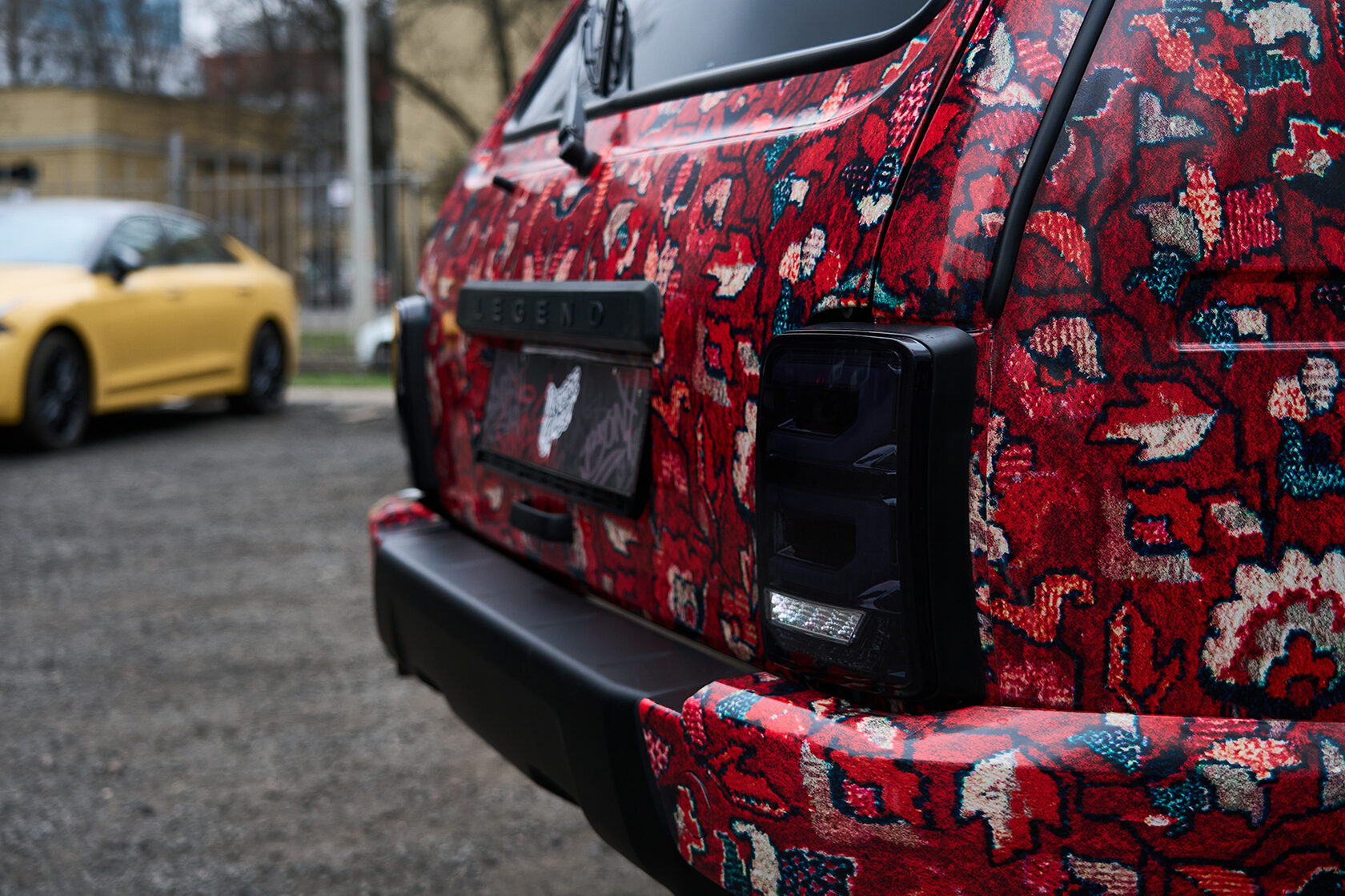 Lada Niva — переходы узора в задней части кузова крупным планом