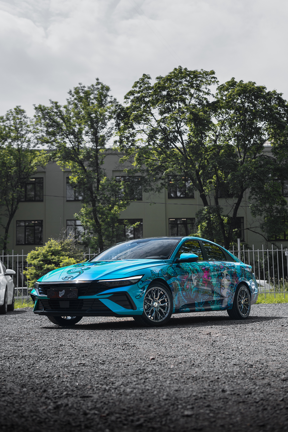 Hyundai Elantra с бирюзово-фиолетовой авторской винилографией, общий вид