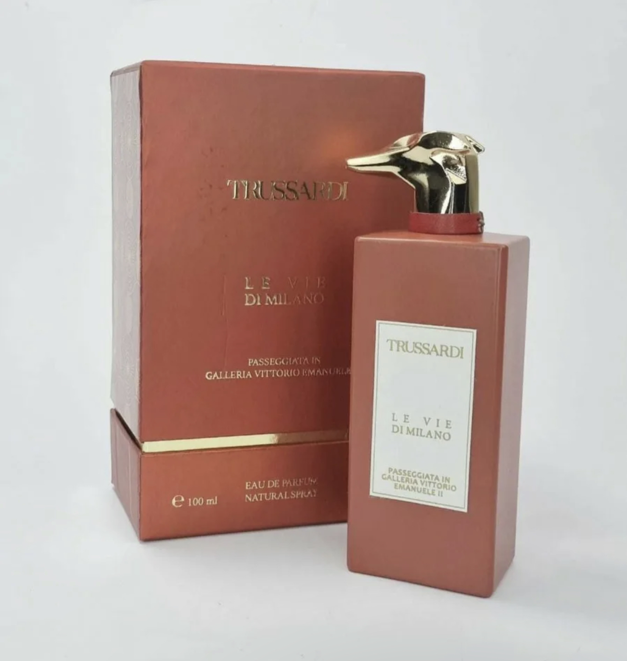 Trussardi de vie milano. Trussardi Milano духи. Труссарди Парфюм le vie di Milano. Trussardi духи унисекс le vio di Milano. Духи Trussardi la vie de Milano shopping 100 ml.