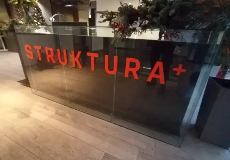 Красные объёмные буквы «Struktura+» на&nbsp;стойке ресепшн