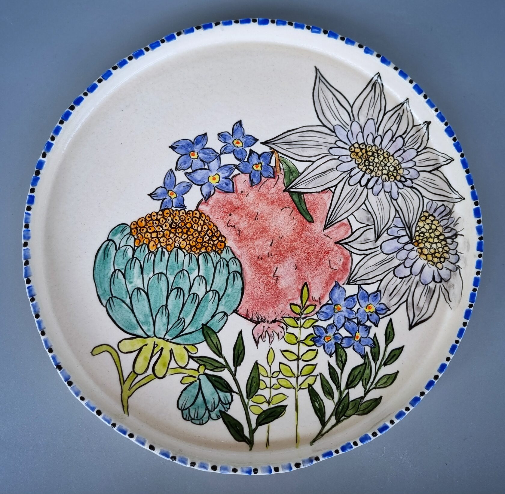 Найди тарелки. Тарелка из бамбука. Тарелки фарфоровые гжель. Тарелки для детского сада. Найди тарелки.