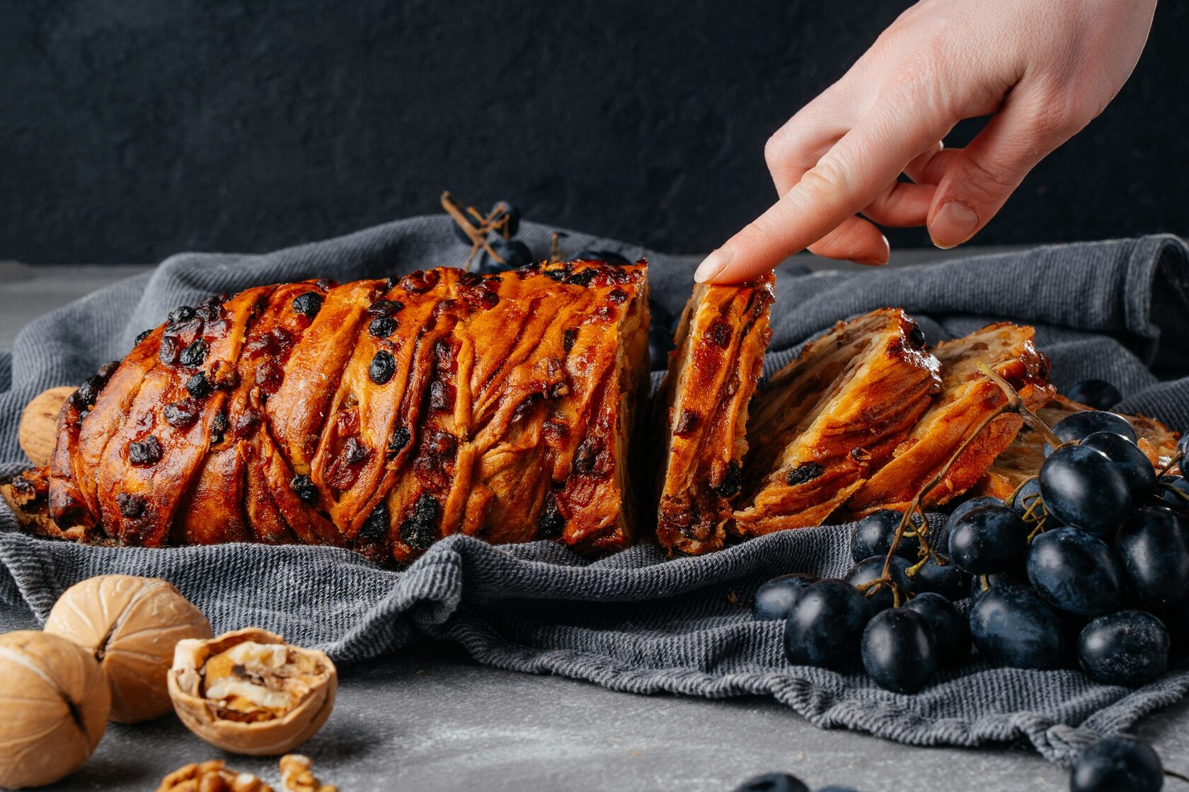 КОСА ЯБЛОЧНАЯ С ГРЕЦКИМ ОРЕХОМ И ИЗЮМОМ