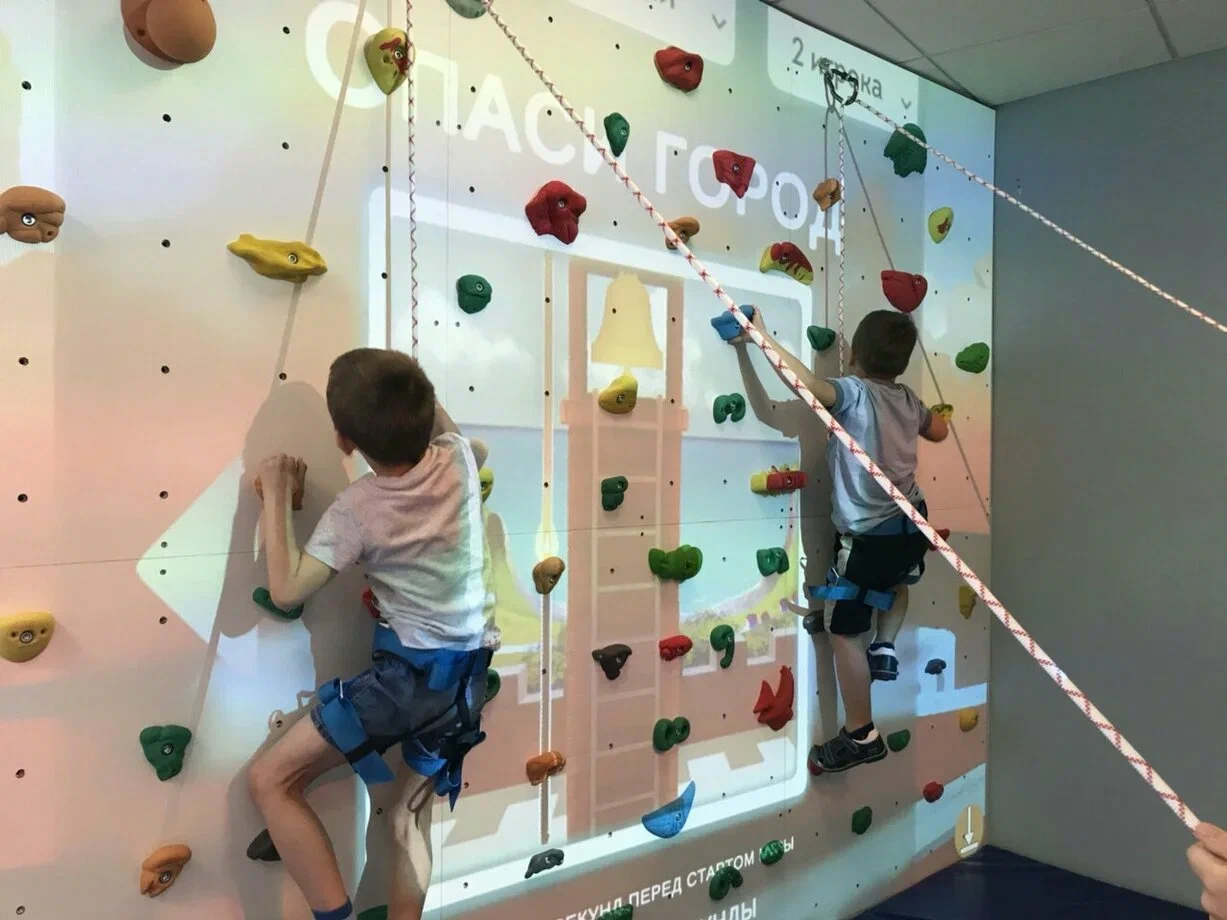 Интерактивная стена купить. Дополнительный блок для скалодрома “интерактивный релакс”. Скалодром в детском саду. Скалодром для детей в детском саду. Стена для скалолазания.