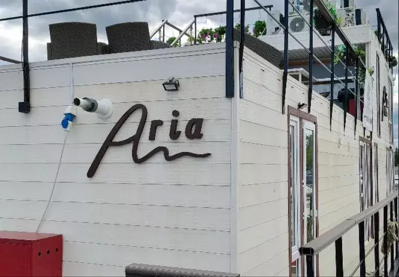 Объёмный логотип «Aria» на&nbsp;светлом фасаде