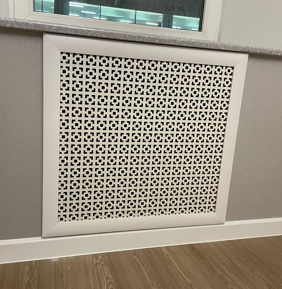 Экран фасад на батарею отопления с панелью ХДФ Верон