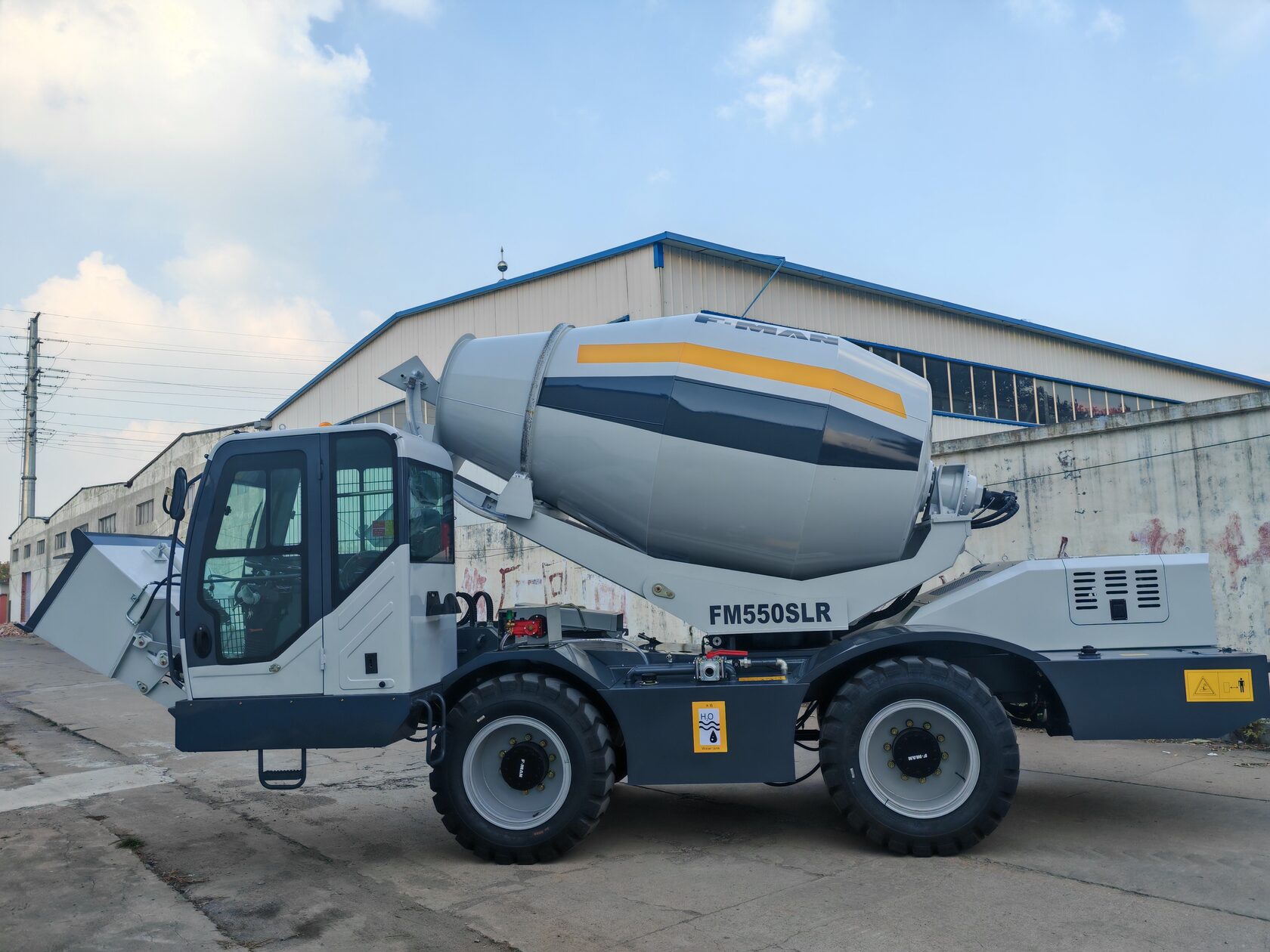 Самозагружающийся автобетоносмеситель FM550SLR
