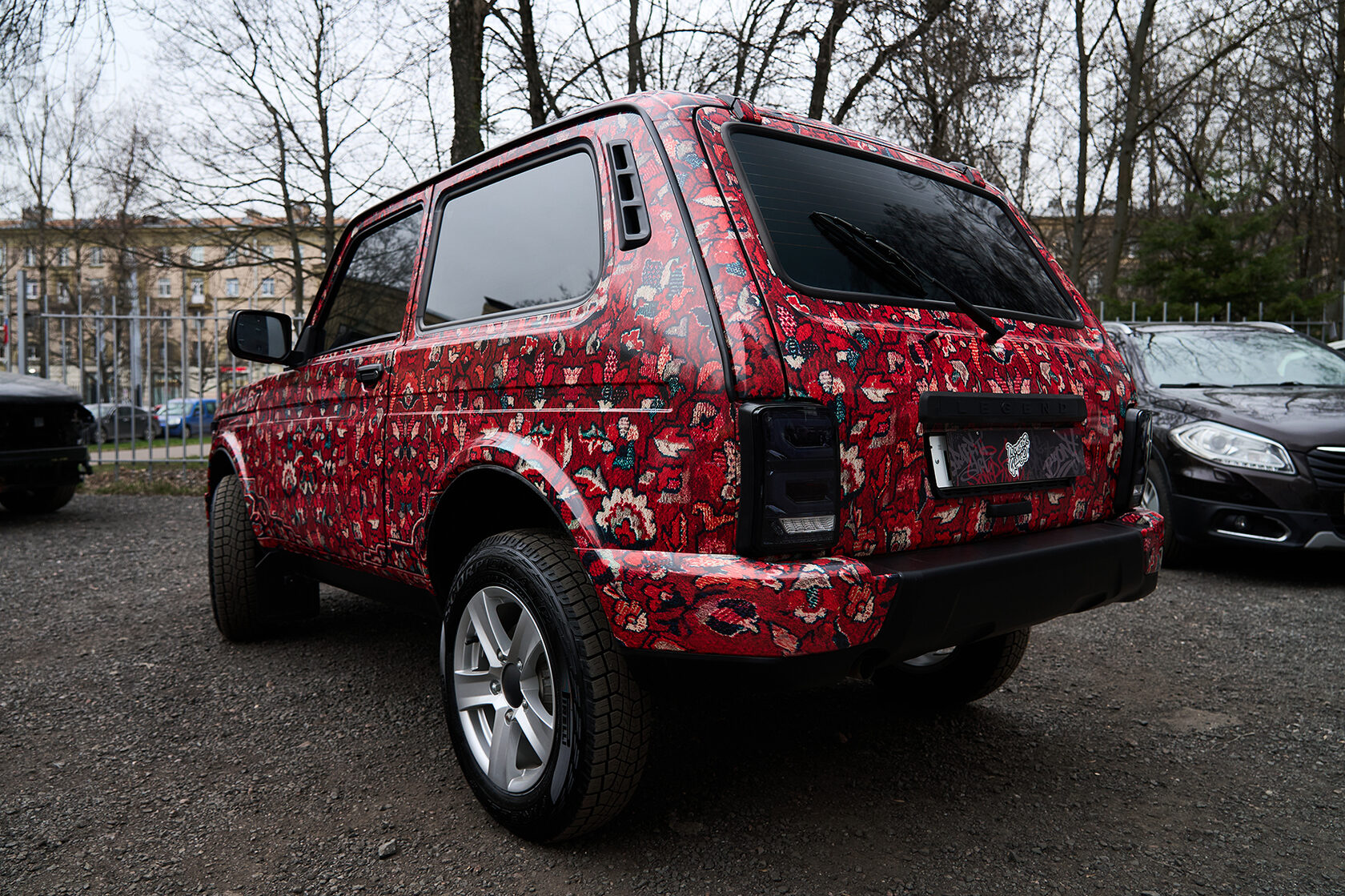 Lada Niva — задний ракурс с непрерывным орнаментом на кузове