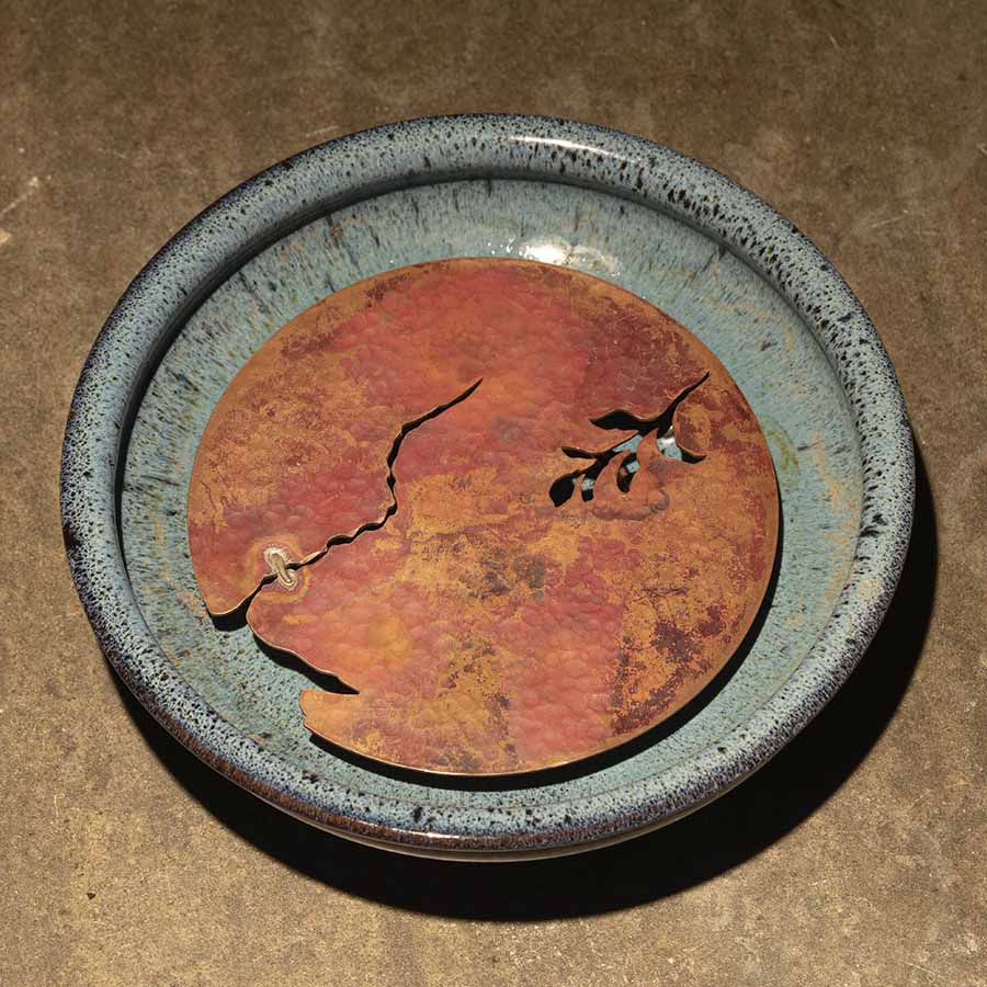 Блюдце-хучэн Цзюньци с медной кованной поставкой Блюдце-хучэн Цзюньци с медной кованной поставкой