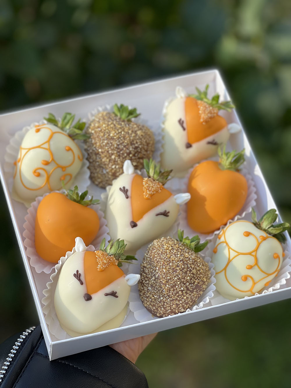 Клубника в молочном и белом шоколаде 'Лисички'