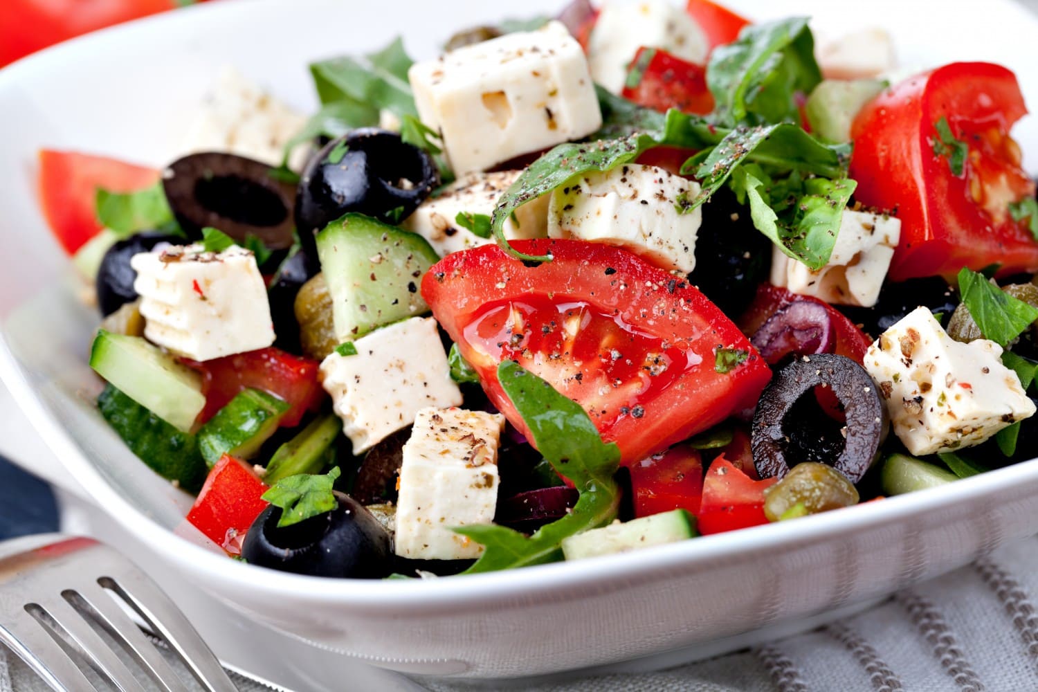 Брынза овощи. Фетакса для греческого. Greek Salad(греческий салат). Сыр для греческого салата фетакса. Салат оливки помидоры сыр фетакса маслины.