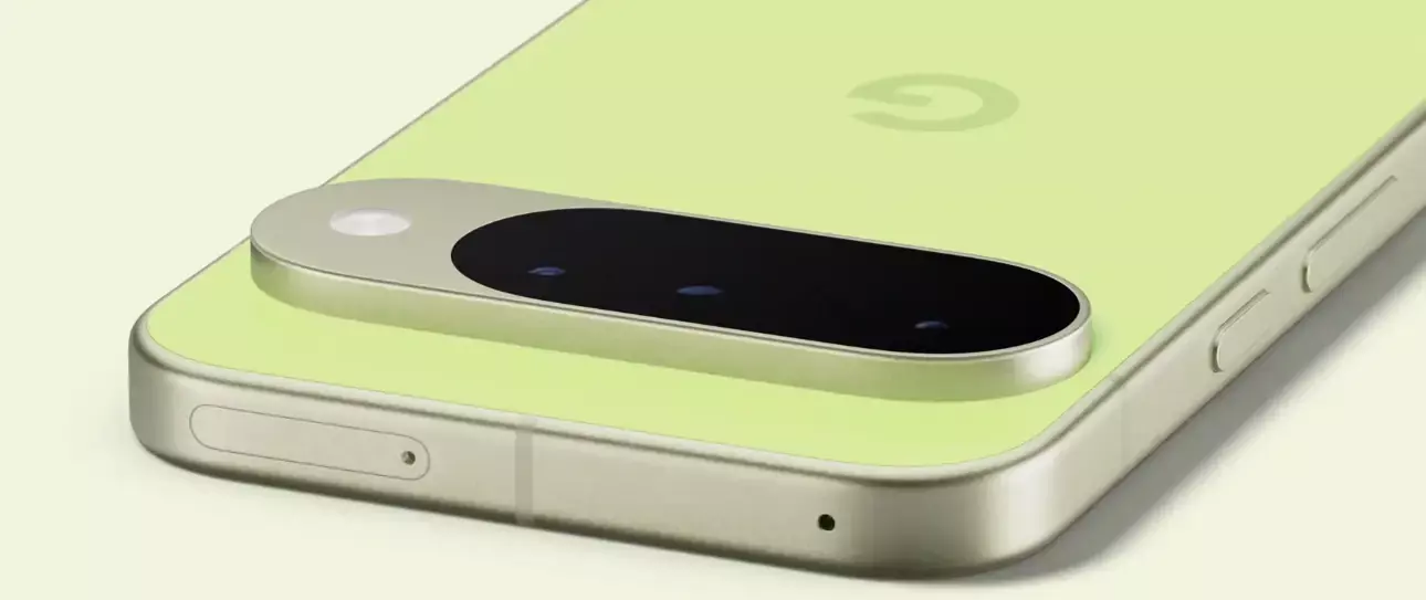 Google Pixel 10 снимает горный пейзаж. Демонстрация работы тройной камеры с 5-кратным оптическим зумом.