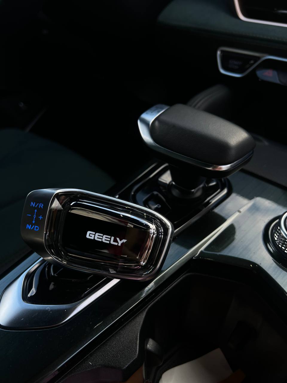 Ручка АКПП с Led-подсветкой на Geely Monjaro