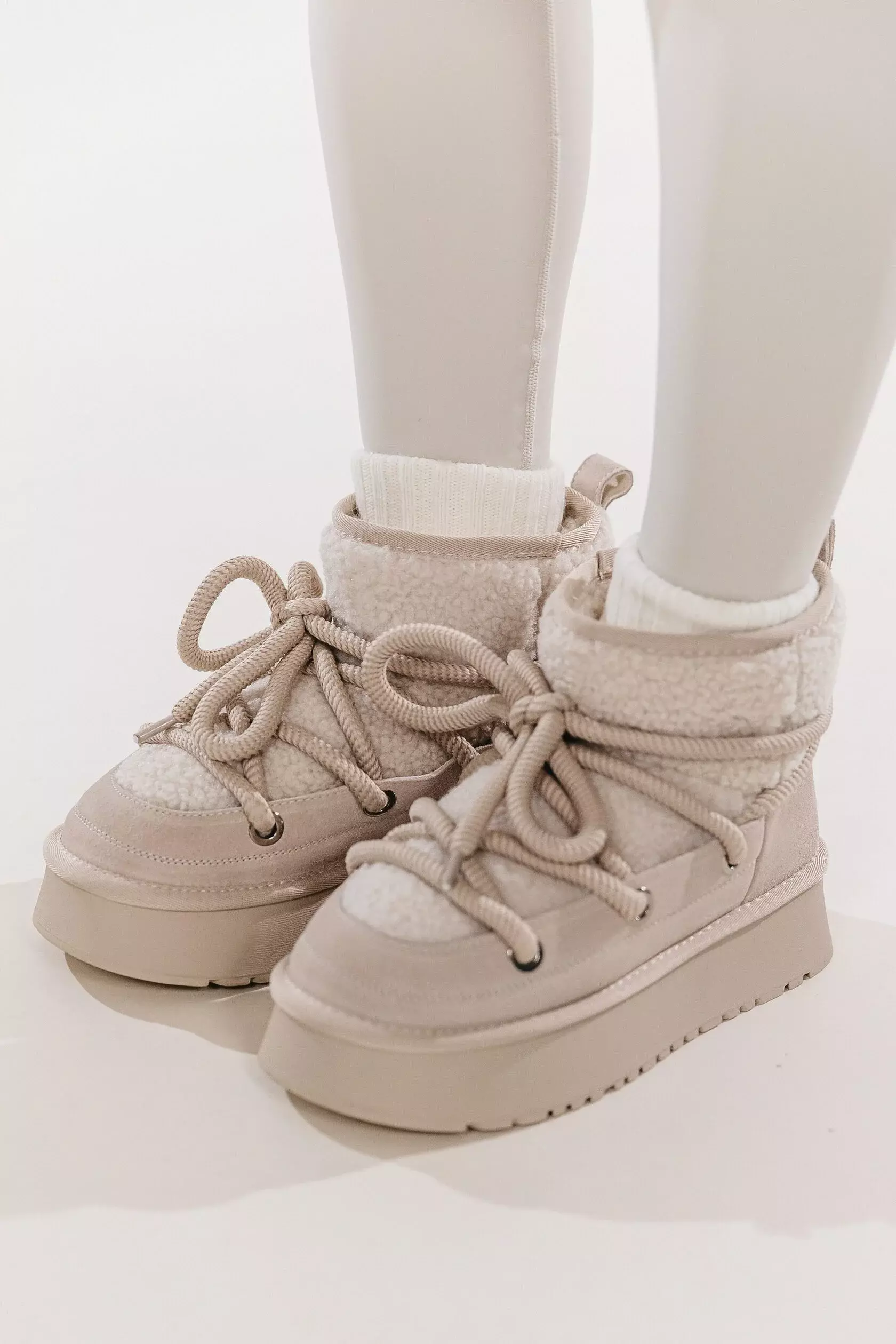 Угги на шнуровке