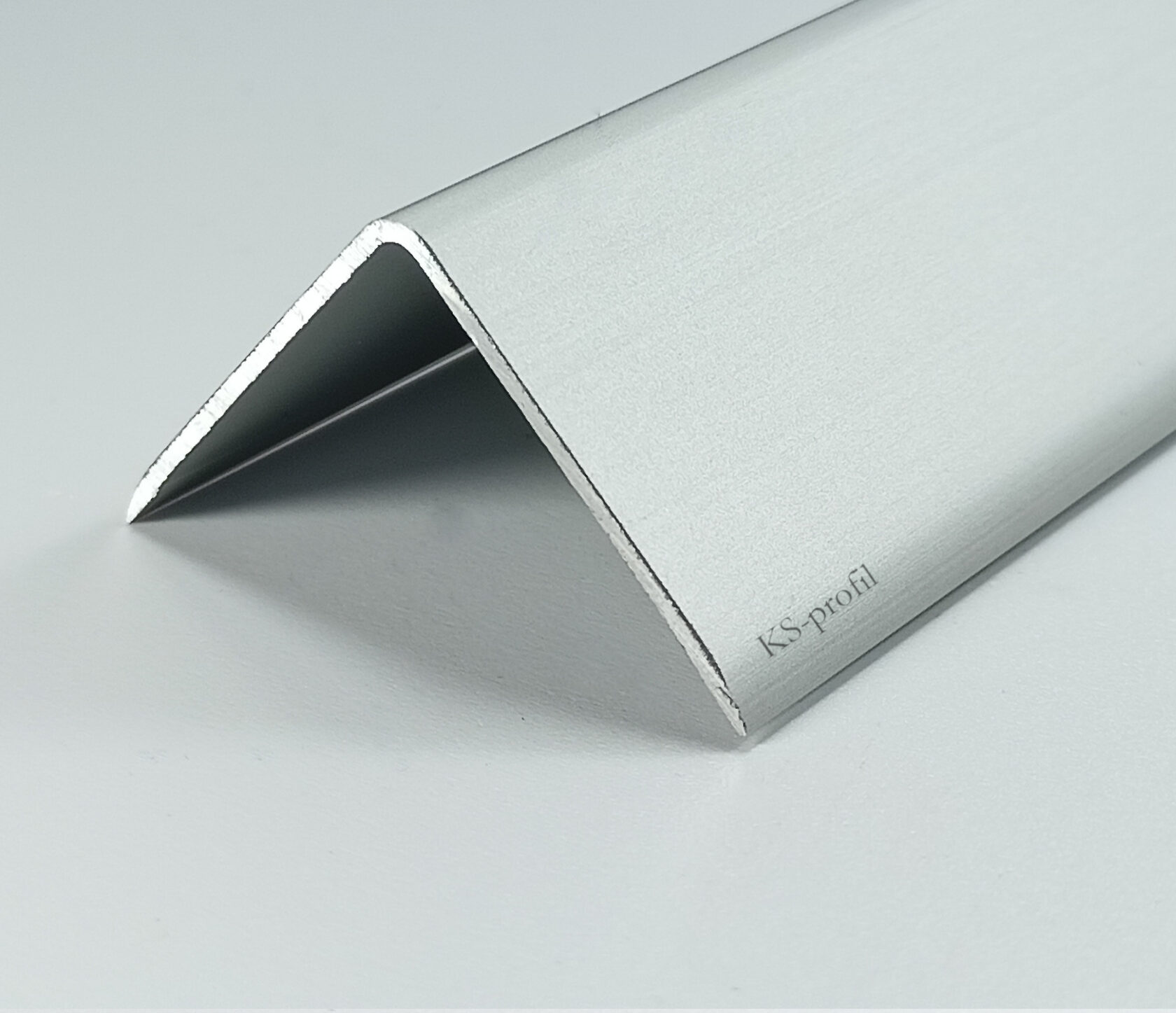 Уголок из алюминия серебро матовое. - Россия