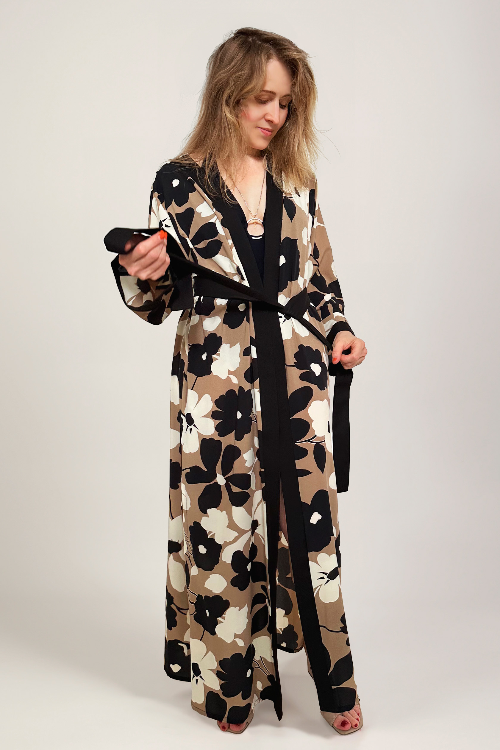 Черное кимоно женское Цветы на темном