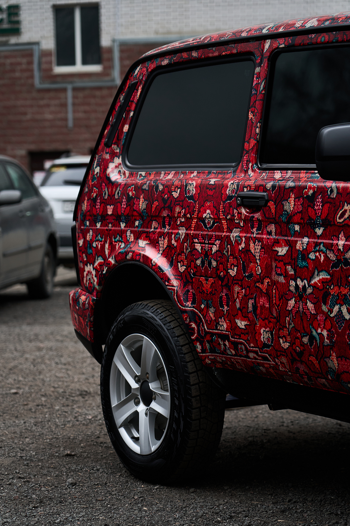Lada Niva — ковровый орнамент на заднем крыле и двери