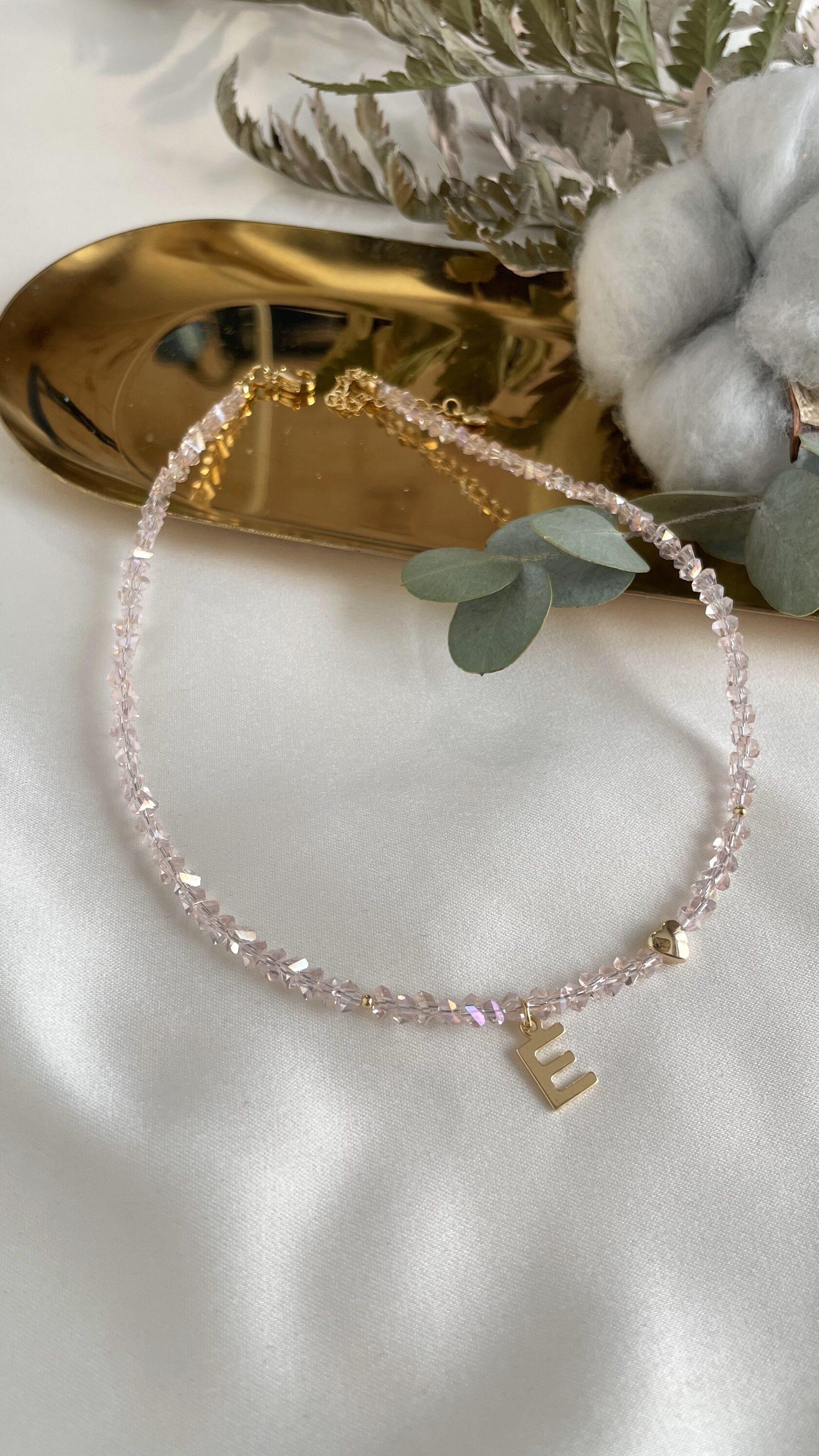 Чокер из розового алмазного стекла с буквой