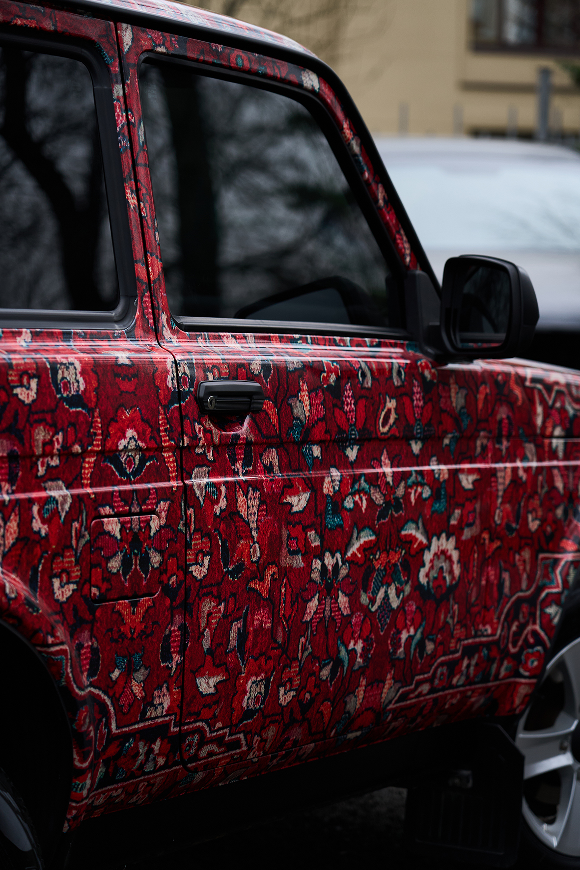 Lada Niva — рисунок на двери и его продолжение на кузове