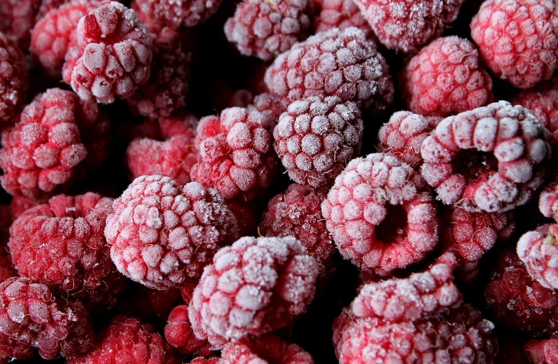 малина свежемороженая. малина экстра. малина заморозка. ягоды в сахаре. замороженные ягоды малина.