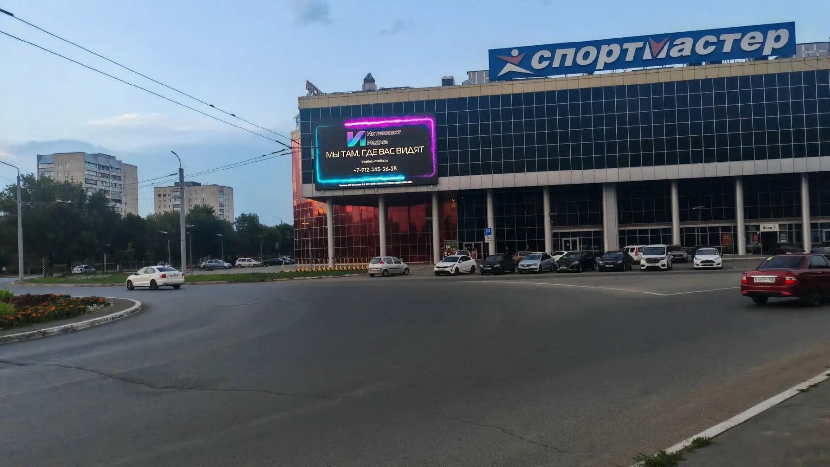 Сеть цифровых экранов в торговом центре, клинике, спортивном объекте и городской среде