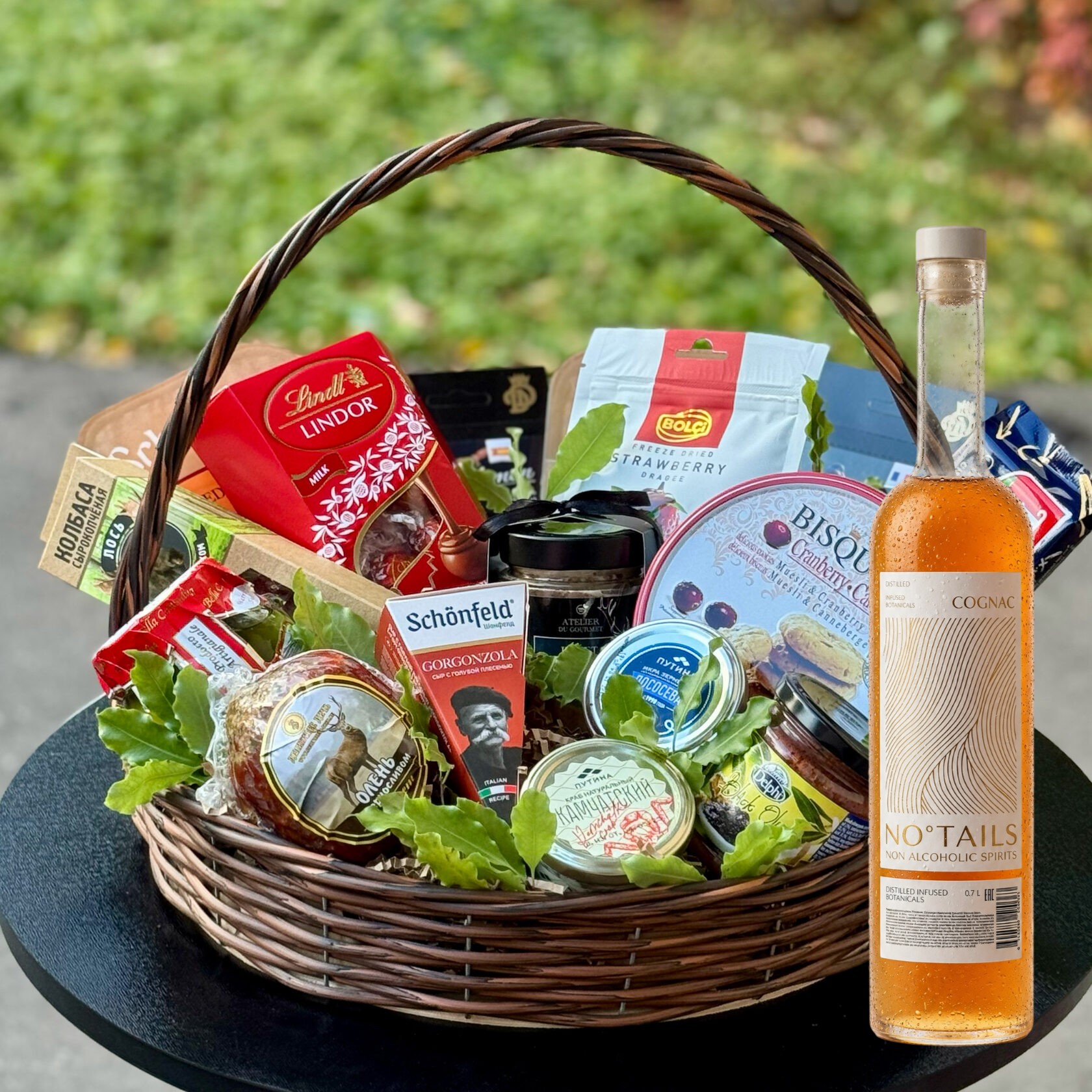 Подарочная корзина с безалкогольным напитком 0% "Дворянский клуб" со вкусом коньяка