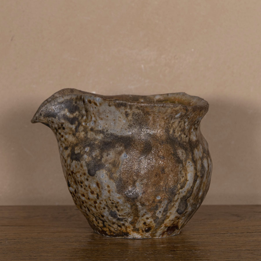 Гундаобэй сливник Дэхуа дровяного обжига с пепельной глазурью Гундаобэй сливник Дэхуа дровяного обжига с пепельной глазурью