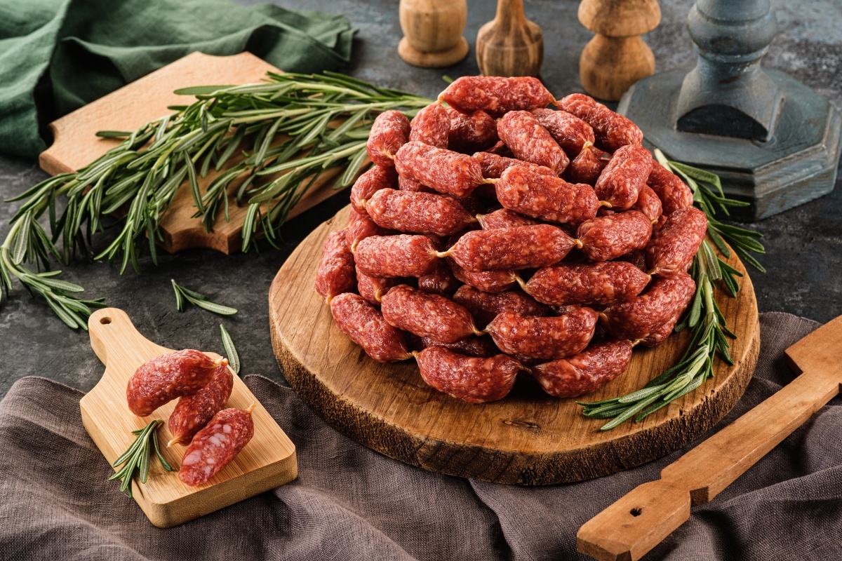 Сытый смолянин колбаса. Мясная компания. салями золотая сытый смолянин.