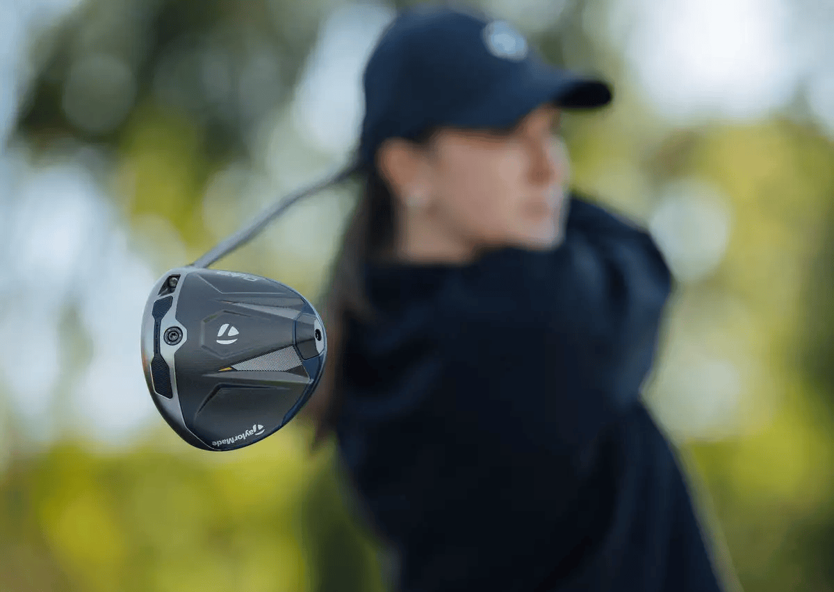 Гольфистка и драйвер TaylorMade Qi4D Max Lite