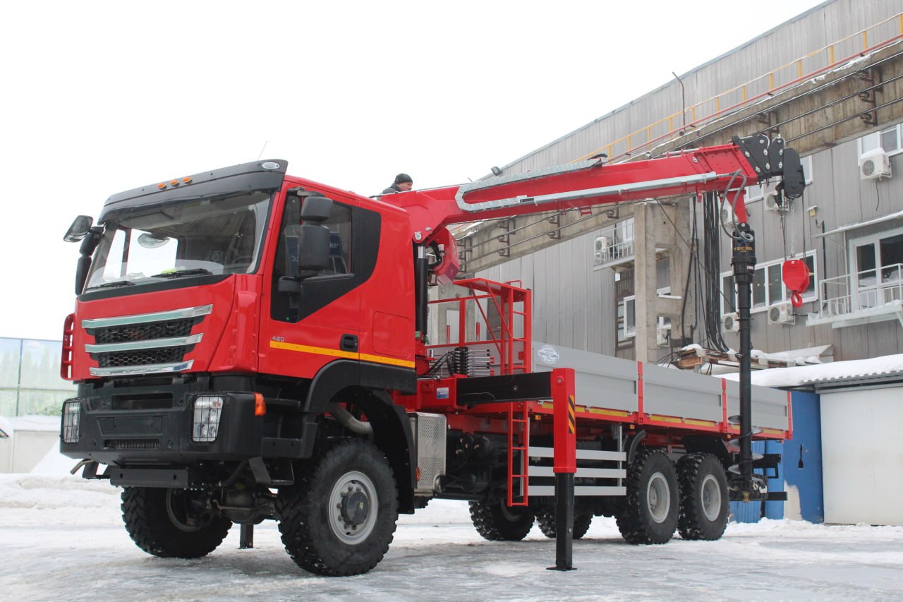 Бортовой автомобиль 6х6 AMT 632944 с буровой установкой