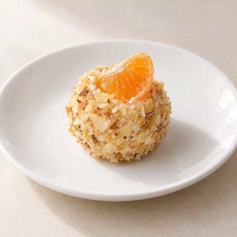 Сырный шарик с мандарином и миндальной крошкой — 30 г