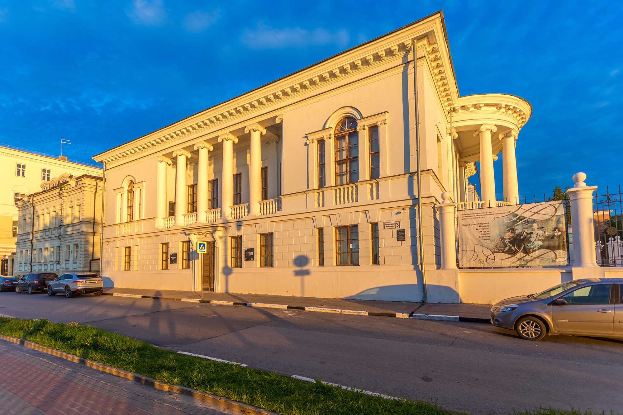 Художественный музей нижний новгород фото. Нижегородский художественный музей Верхневолжская набережная. Дом Сироткина в Нижнем Новгороде музей. Дом купца Сироткина на Верхневолжской набережной. Художественный музей в Нижнем Новгороде в доме Сироткина.