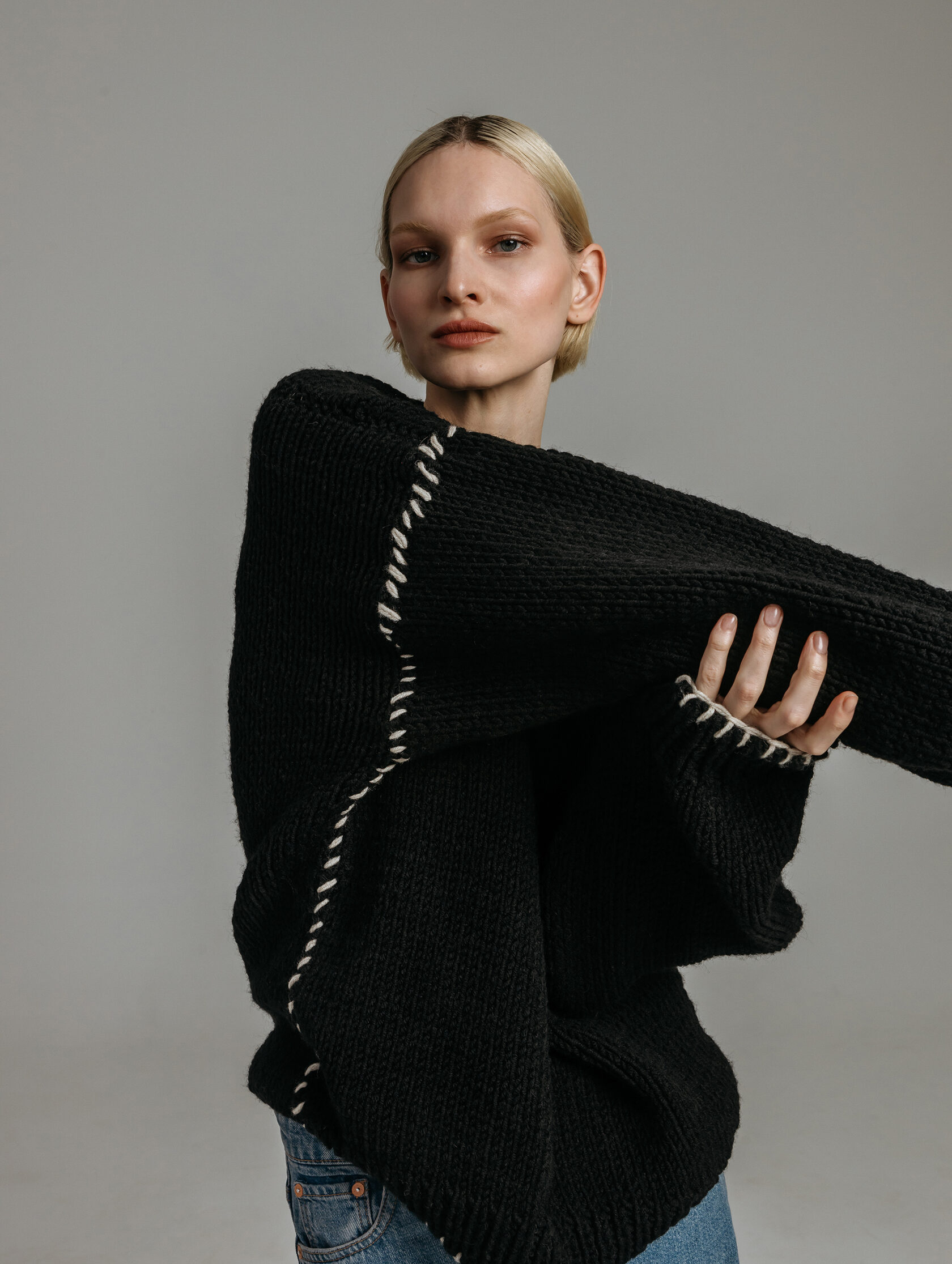 Свитер ручной вязки Beloved с контрастной отделкой