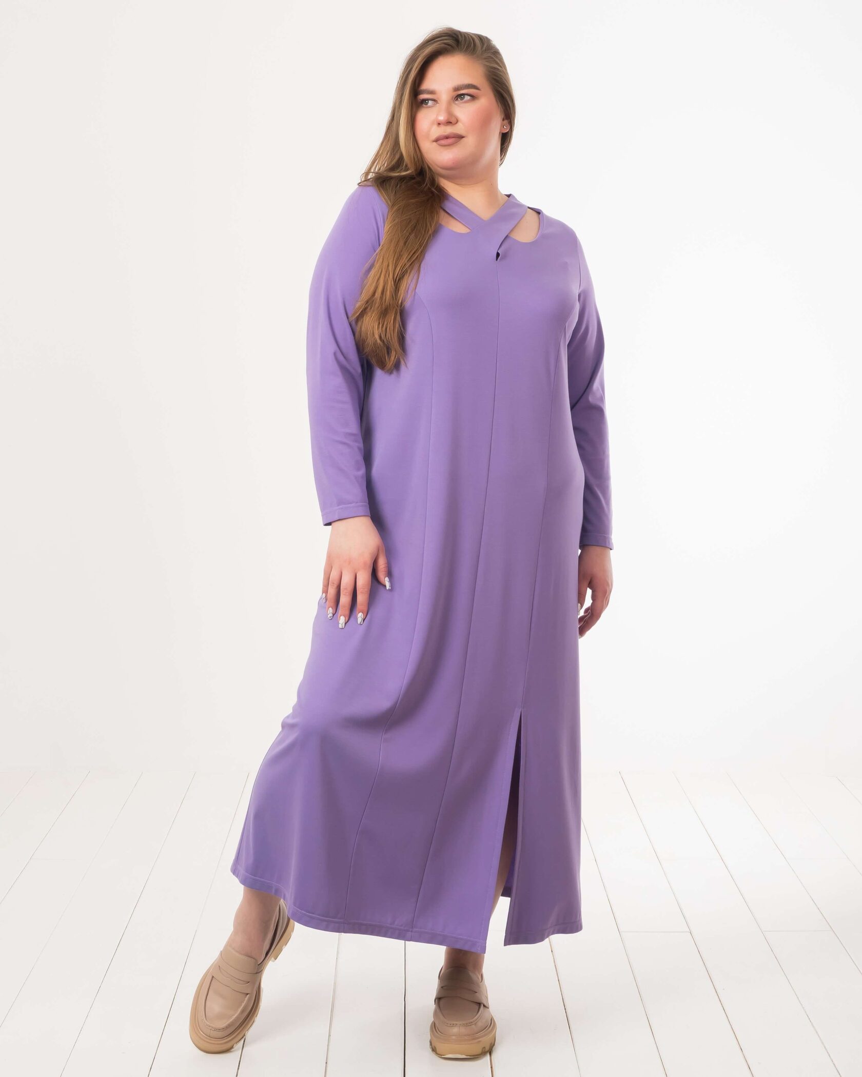 Платье из мягкого трикотажа с фигурной горловиной