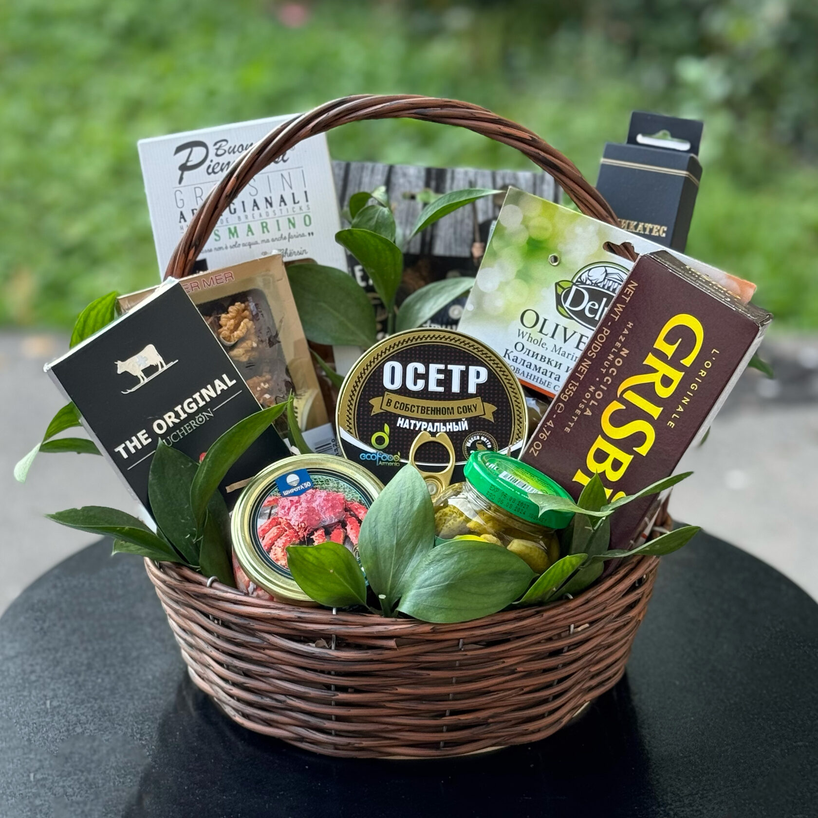Подарочная корзина с безалкогольным напитком 0% "Дубовый шепот" со вкусом коньяка