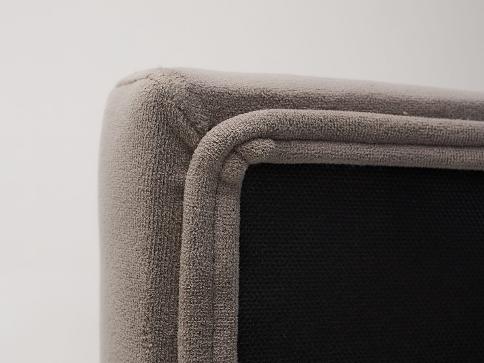 Вид изголовья сзади